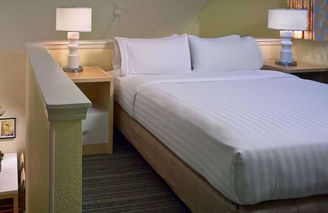 Close to Westfield Chesterfield Mall! 3 Pet-friendly Units w/ FREE Breakfast!