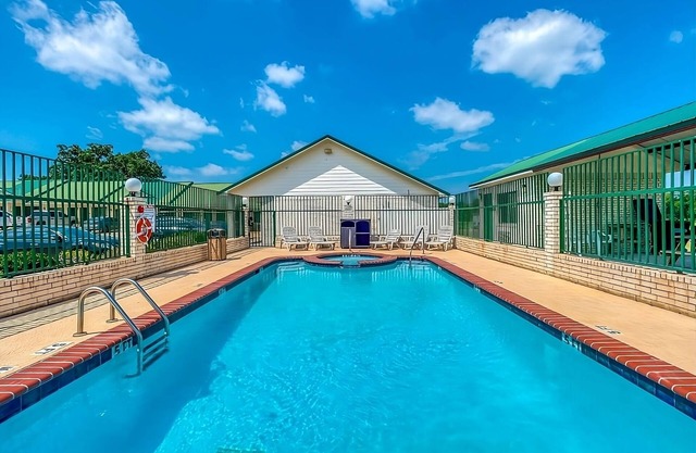 Close to Yoakum Bulldog Stadium! FREE Parking and Breakfast, Onsite Pool!