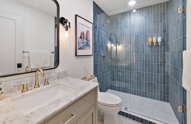 The Augustine · Complete Renovation - Steps to Downtown w King Bed