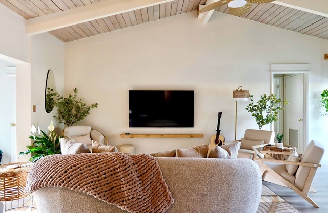 Cozy 4BR with Vaulted Ceilings, Locale, Sleeps 10, Games to Play
