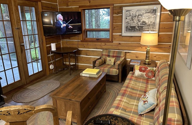 Cloud 99! Escape to Mayne Island! Grand views, Hot Tub, Peaceful, Pets Welcome!n