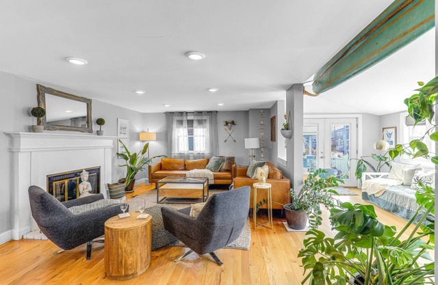 Cloud Break: Water View Sunsets! Modern, Cozy, Gourmet Kitchen, Patio, Deck, Grill, Fast WiFi