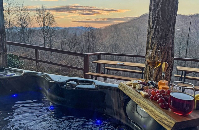 Cloud Nine Retreat; sleeps 22 | hot tub | gameroom