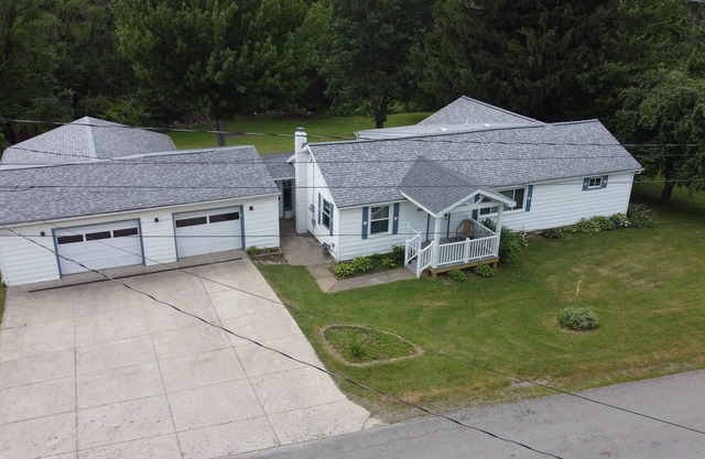"Cloud Vine" 4-bedroom home in Erie County's North East, PA! Easy access to all!