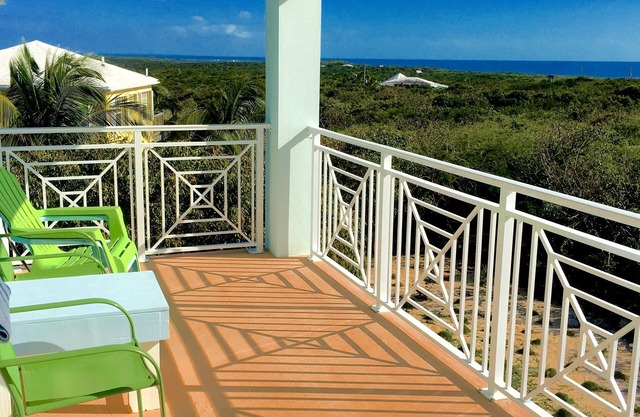Wolkenbruch-Bahamas-Villa, der höchste Ozean und Insel-Ansicht am Strand des Surfers