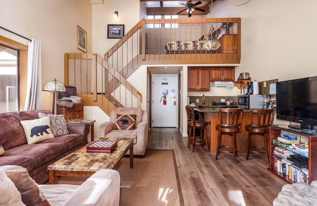 Clouds Rest, Warm Studio Plus Loft for 4!
