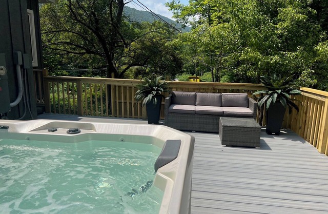Clove Haus: hot tub, fire pit & creekside home with amazing views!