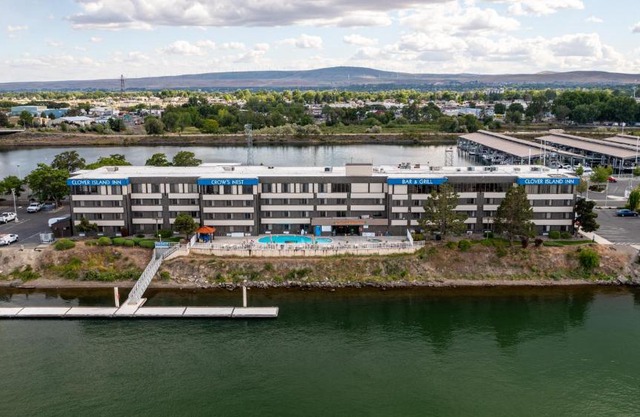 Clover Island Inn