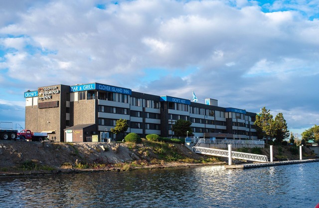 Clover Island Inn