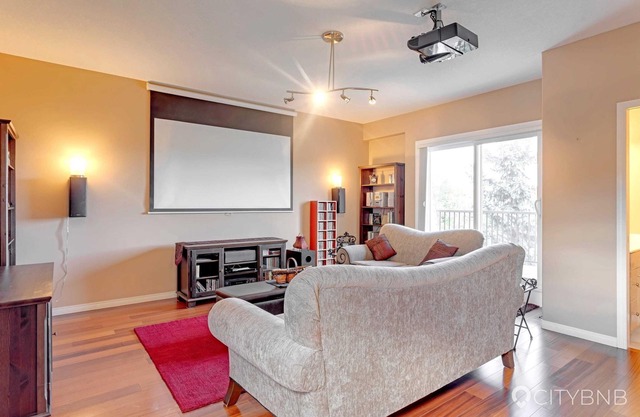 Cloverdale. Sleeps 4. Steps from River Valley.