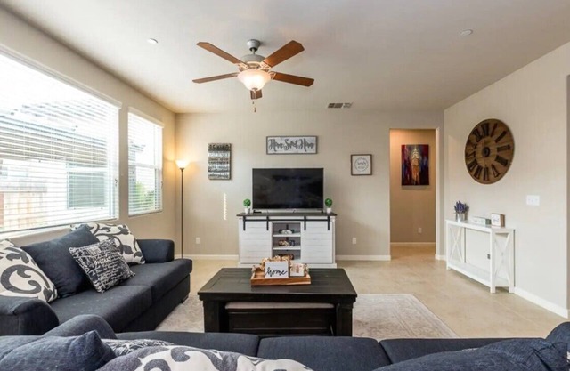 Clovis House | Sleeps 12 | Hammock | Covered Patio