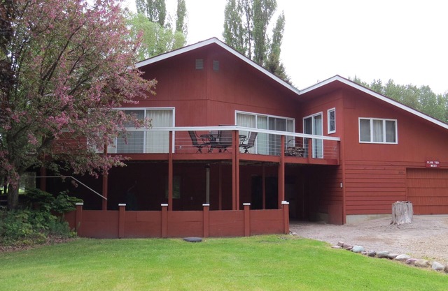 Club Ted, 5 Minuten vom Eingang zum Glacier Park entfernt.