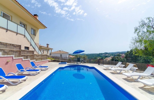 Club Villamar - Spacious villa with private salted pool, located in a nice area close to the famo.