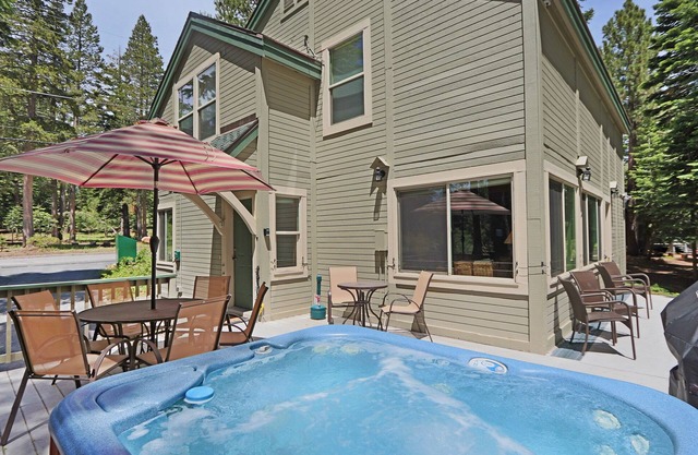 Clubhouse - 4 bedroom, 3 bath - hot tub, quiet location