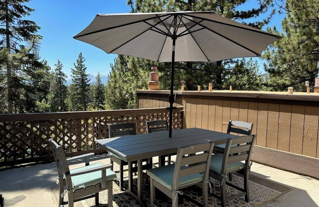 Tahoe Getaway, friedlicher Familienurlaub! Atemberaubende Aussicht, nahe der Innenstadt und dem Strand