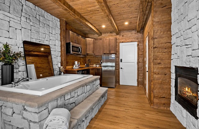 Coachman's Luxury Suite w/ Jacuzzi & Fireplace