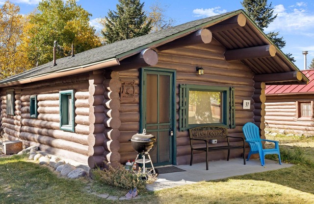 Coal Creek Cabin- fireplace, WiFi, dog friendly and is a short distance from downtown and mountains.