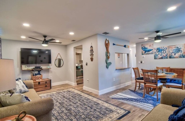 Coastal 2/2 Condo w/ Pool 6 Mins to IMG
