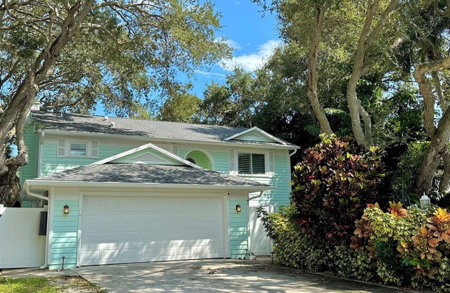 Coastal 3-bedroom cottage 4 blocks from the Beach w/ Mini Golf in Vero Beach