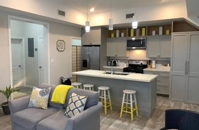 Coastal 4 bed/2 bath Townhouse Near Beach