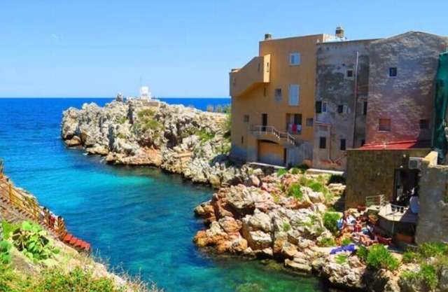Coastal Bliss, Luxury Home & Spa with Direct Sea Access