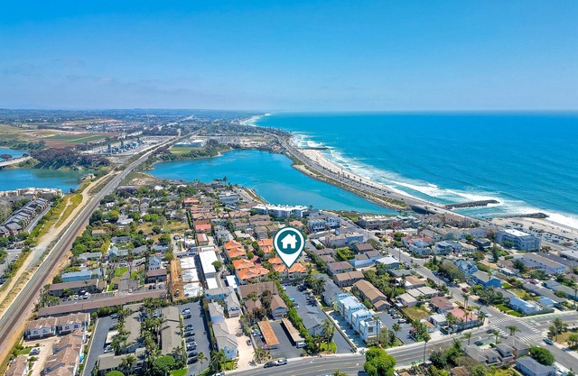 Coastal Bliss: Seashell Cove Retreat - Luxury Living Steps from Beach & Lagoon