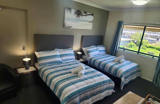 Coastal Breeze Studio – Steps from City, Stadium & Ferry