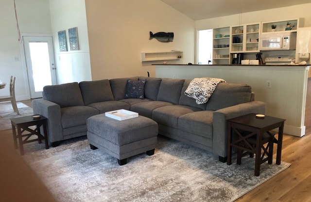Coastal Breeze Cottage- walk to beach, restaurants, harbor, downtown!