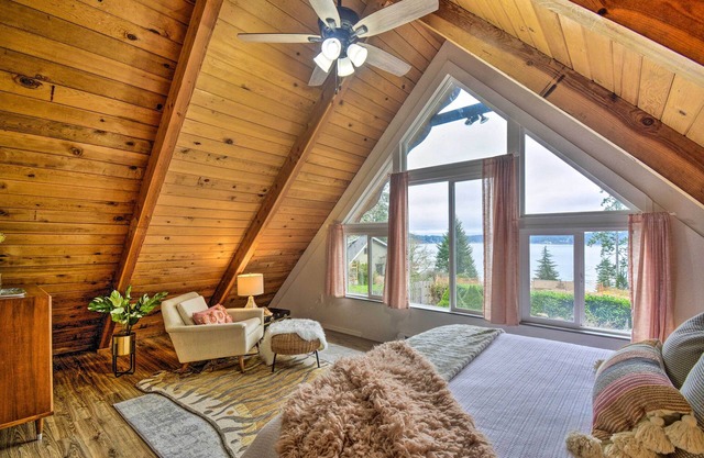 Coastal Cabin w/ Puget Sound & Rainier Views!