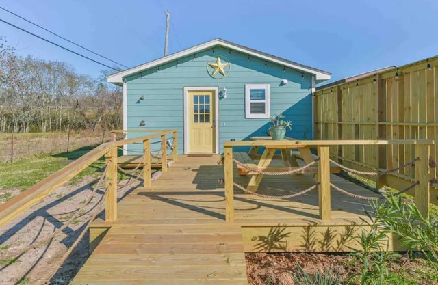 Coastal Casita - Minutes from the beach!