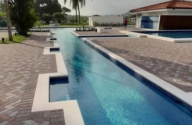 Coastal Charm, Beachfront Condo with AC and pools!