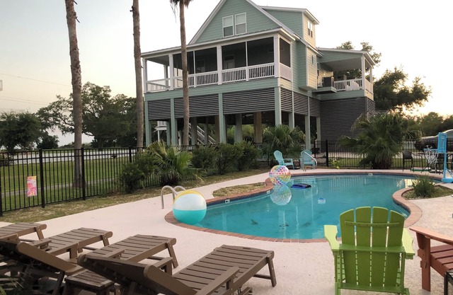 Coastal Charm Getaway - Private Pool, 2 Min Walk To Beach