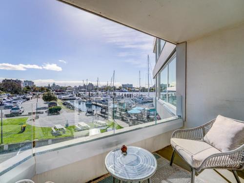 Coastal Charm - min 3-Day Stay Breathtaking Views with Work Desk by Victoria Prime!
