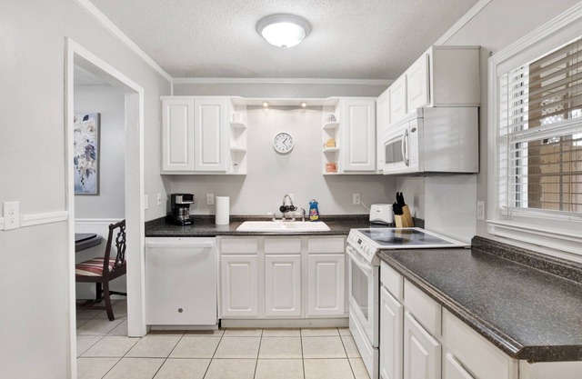 Coastal Charm: Pensacola Townhome Delight!