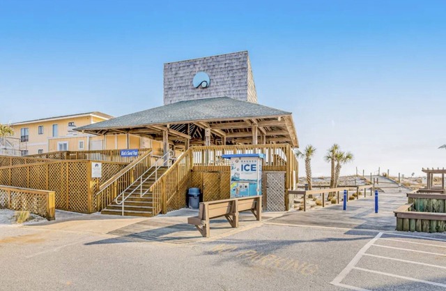 Coastal Charm, pet friendly, private beach, free beach chairs service.