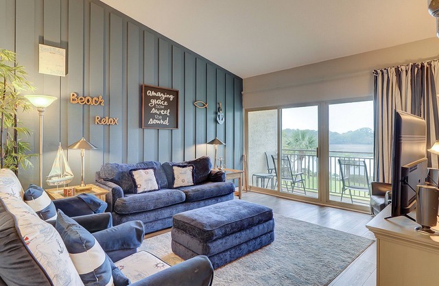 Coastal charmer with cove-front balcony & trolley - walk to beach