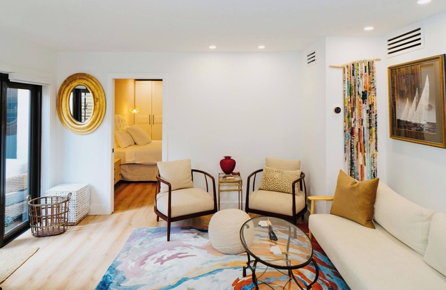 Coastal Chic 1BR Retreat – Walk to Jupiter Beach!