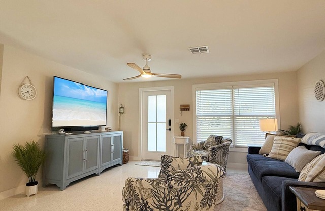 Coastal Chic 2BR – Modern Stay Near Manasota Key