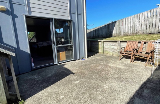 Coastal Comfort: Cozy Stay Minutes from Tokerau Beach