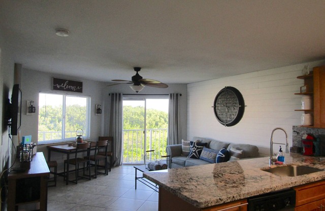 EINE WELLE VON ALLEN! NEU RENOVIERTES 2BR / 2BA