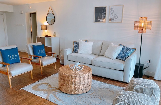 Coastal Condo: Spacious 2/2 ground floor end unit with Beach & Golf Course