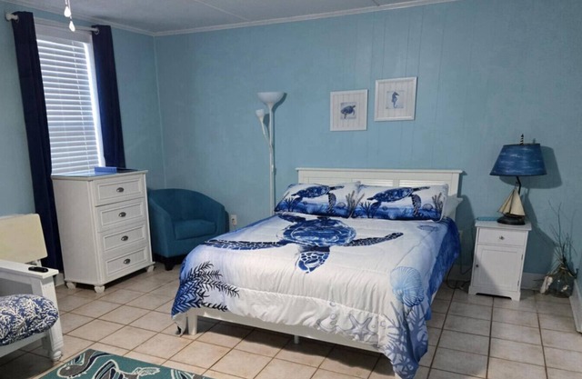 Scheune-Deluxe-Ensuite Dusche-Blick zur Meerseite-Coastal Barndominium