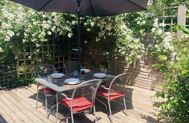 Coastal cottage, perfect for dog walkers and couples. 4.9 stars on Airbnb!