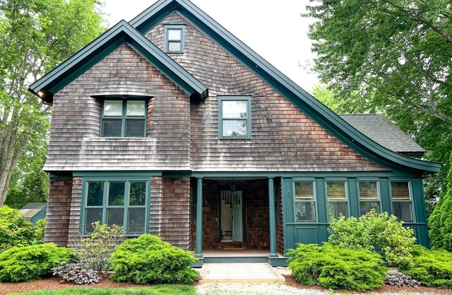 Coastal cottage in seaside town of Little Compton, RI just minutes to the beach