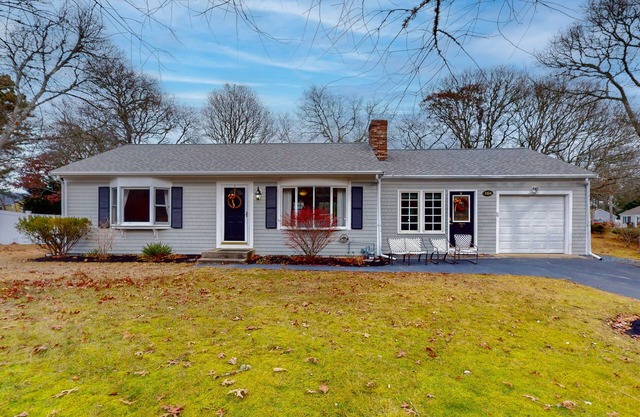 Coastal cottage: great location, dog friendly, firepit & bikes