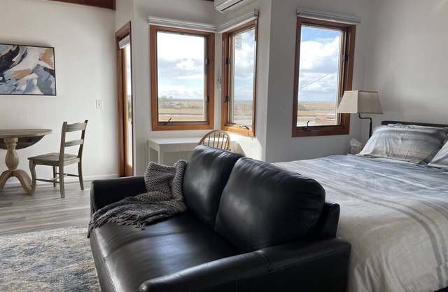 Coastal Del Mar studio with fabulous views - 10 min walk to the beach!