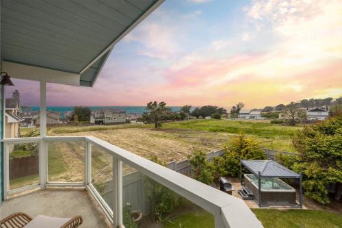 Coastal Dream - 2 Blocks to ocean, steps to beach, hot tub, coastal trail, BBQ