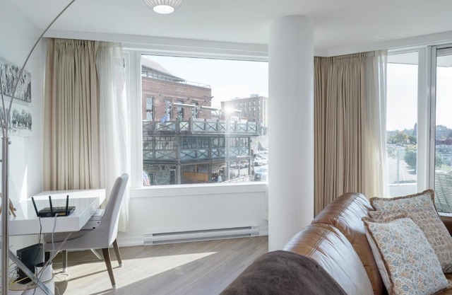 Coastal Duet - min 3-Day Stay Breathtaking Views with Work Desk by Victoria Prime!