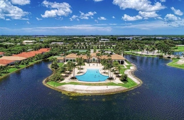 Coastal escape ~13 min to Nokomis beach!!