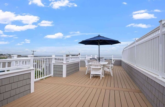 Coastal Escape: 3BR/4BA Luxury Retreat with Views